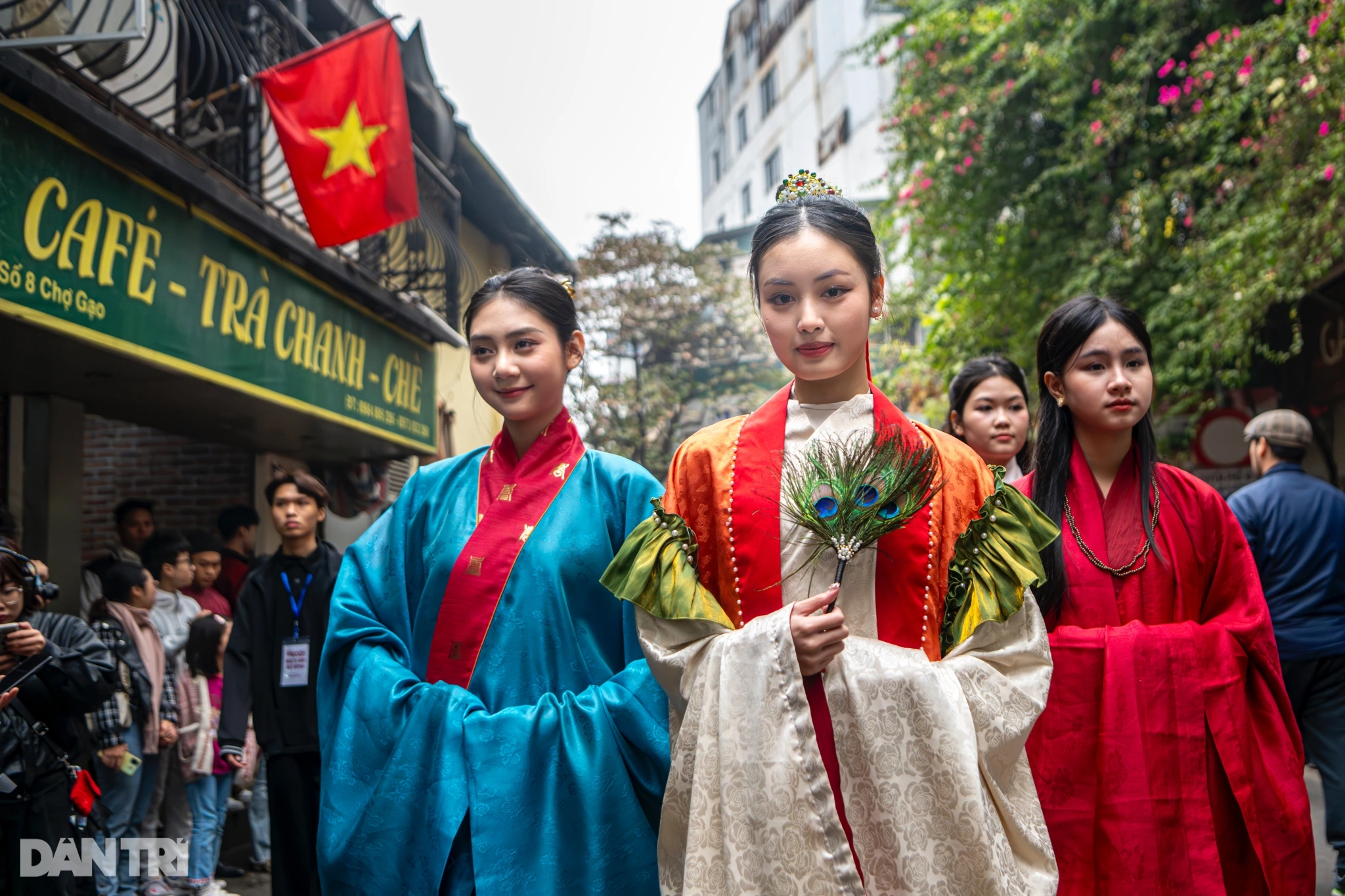 Más de 400 personas vestidas con trajes tradicionales desfilaron por las calles de Hanoi para celebrar el Tet At Ty 2025