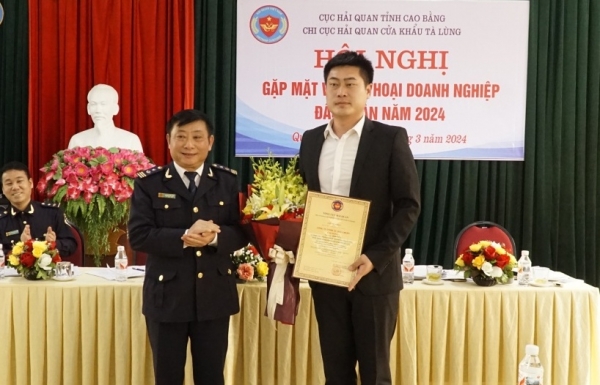 Cao Bang Customs awards certificates of voluntary compliance to enterprises