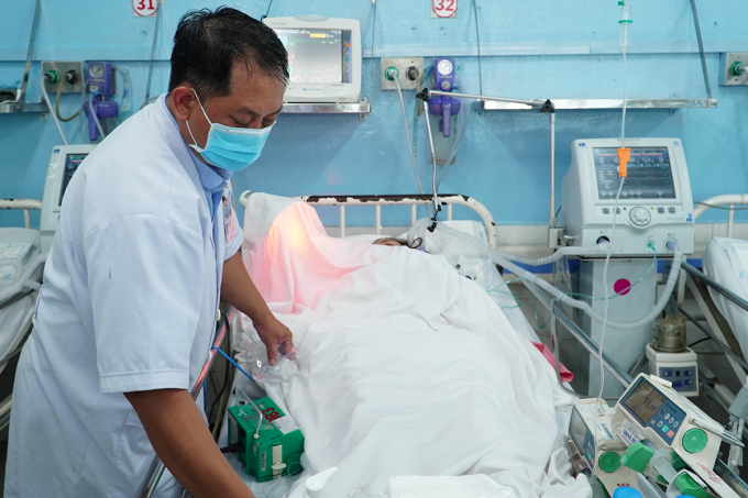 Les médecins de l'hôpital Cho Ray soignent les patients, le 10 janvier. Photo : N.H.