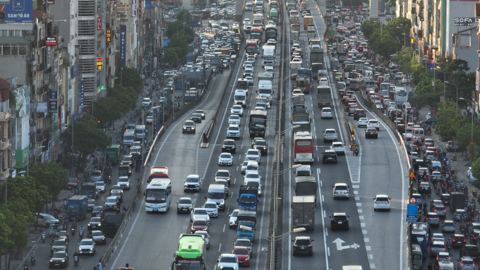 Đường vành đai 3 trên cao đoạn qua Khuất Duy Tiến, Nguyễn Xiển ùn tắc kéo dài hơn 3 km, chiều 31/8. Ảnh: Ngọc Thành