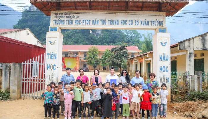 Asociación de Periodistas de Vietnam y el viaje a las escuelas inundadas en la provincia de Cao Bang