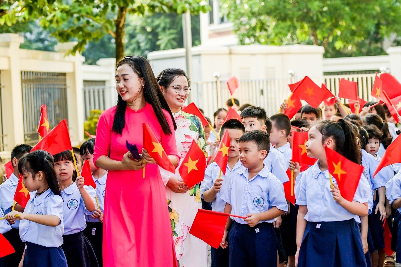 'Nhìn thầy cô từ chối miễn học phí cho con, nhân viên trường học càng tủi’