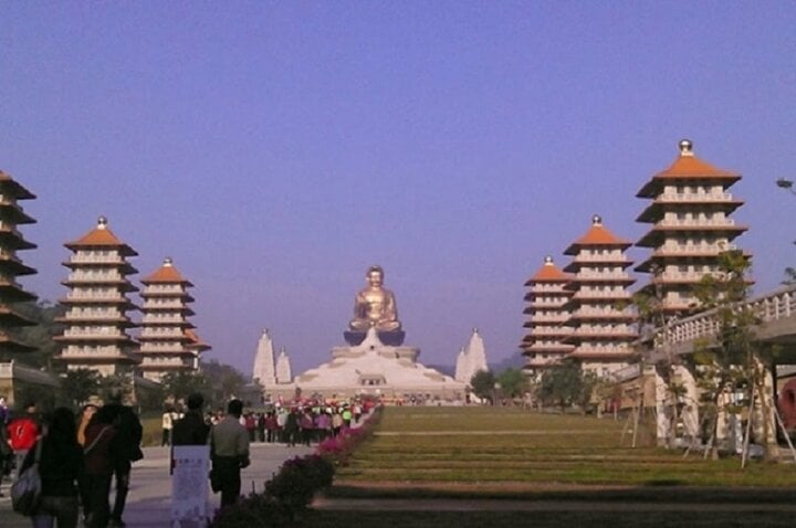 Fo Guang Shan is a temple that many tourists come to worship and pray for peace.