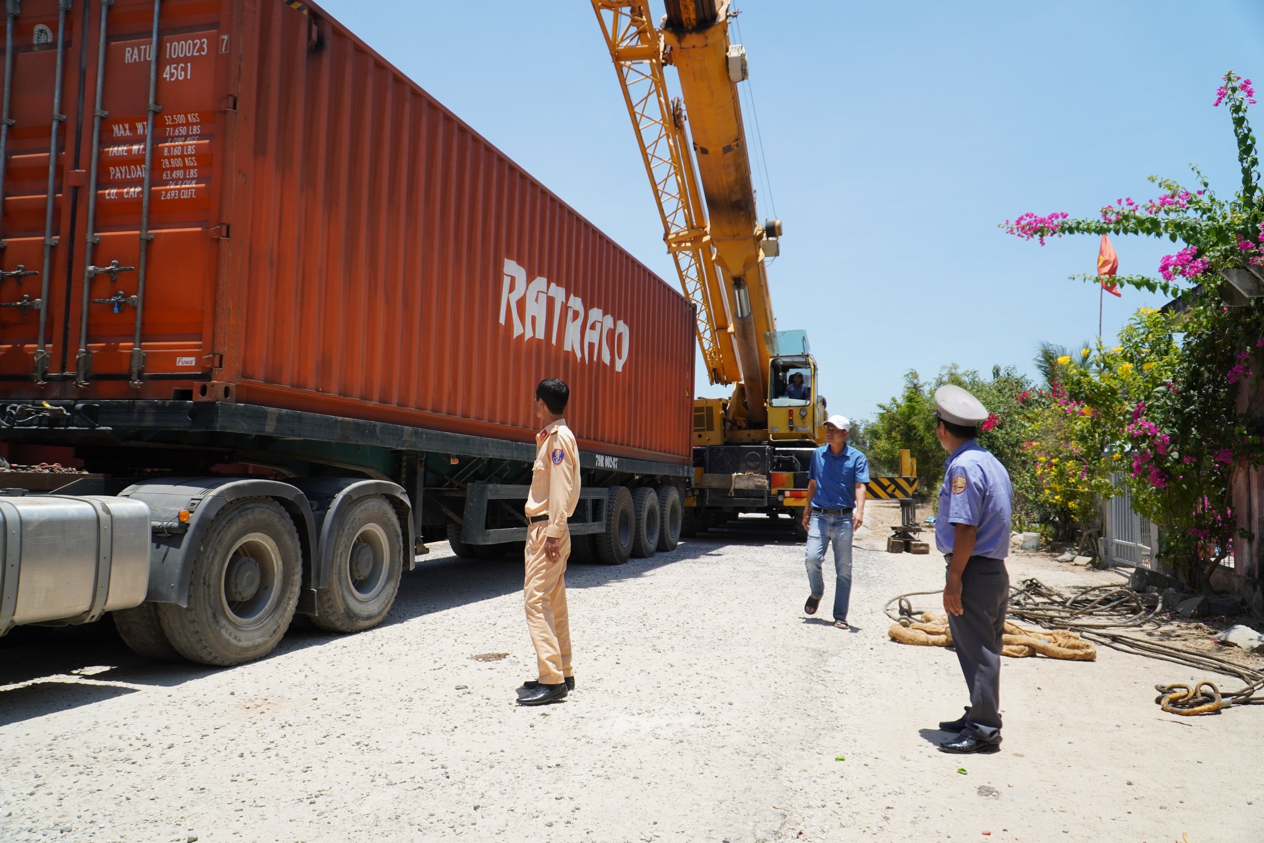 Khách hàng được miễn phí trung chuyển hàng hóa qua hầm đường sắt sạt lở- Ảnh 6.