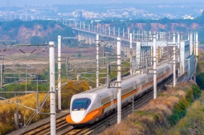 High-speed trains are chosen by many people to travel in Taiwan.