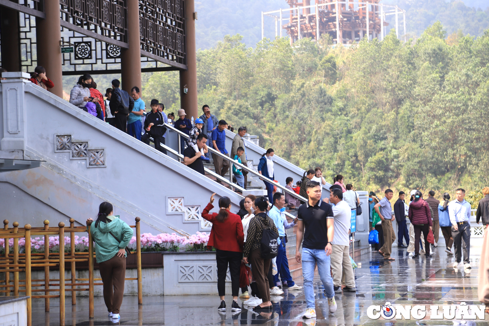 Touristen erobern die Thuong-Pagode in Tay Yen Tu, Bild 8
