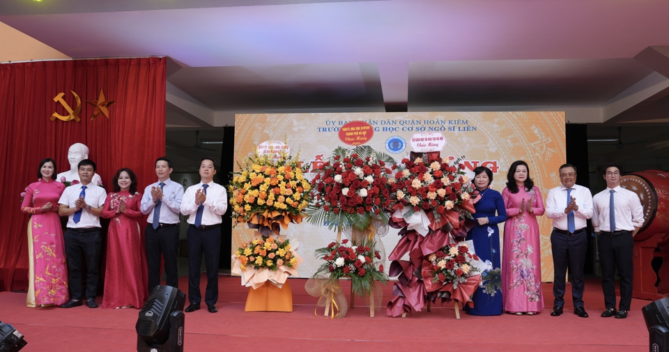 Teachers and students of Ngo Si Lien Secondary School received congratulatory flower baskets from Hanoi City, Department of Education and Training, and Hoan Kiem District. Photo: Hong Thai