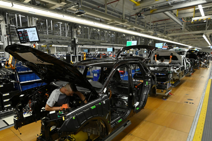 Des ouvriers travaillent sur la chaîne de production Volkswagen Porsche à Bratislava, en Slovaquie, en juillet 2019. Photo : Reuters