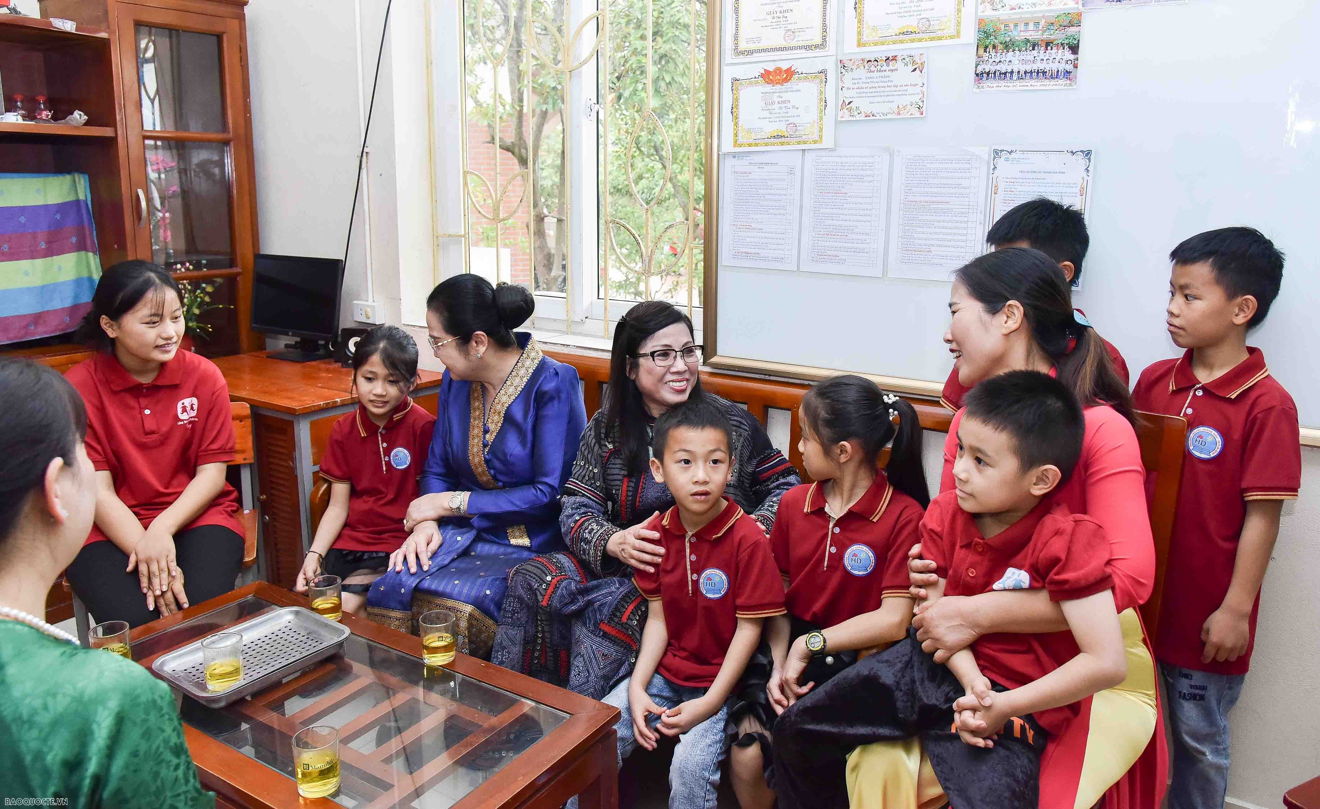 Thăm một gia đình có một mẹ và 7 con trong Làng, hai phu nhân đã ân cần thăm hỏi, động viên mẹ và các con đã luôn bên nhau trong suốt thời gian qua. Phu nhân hai Thủ tướng đánh giá cao sự tận tâm, tận lực, tình yêu thương của các mẹ dành cho các con, cũng như mong muốn các con sẽ luôn cố gắng phấn đấu không chỉ trong học tập, trong cuộc sống. Đặc biệt, hai phu nhân mong rằng, các con sẽ luôn ghi nhớ tình yêu thương, sự chăm sóc vô cùng đáng ngưỡng mộ của các mẹ, các dì và ban giám đốc Làng.