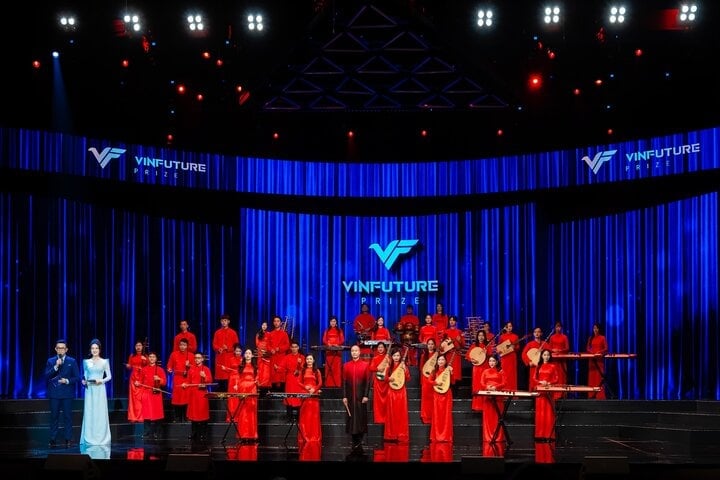 On the evening of December 20, the VinFuture Awards Ceremony 2023 took place at the Hoan Kiem Theater (Hanoi), gathering world-class artists and hundreds of the world's leading scientists.