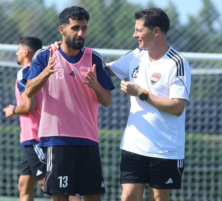 Trainer Jesus Casas spricht mit Bashar Resan. (Foto: Irakischer Fußballverband)