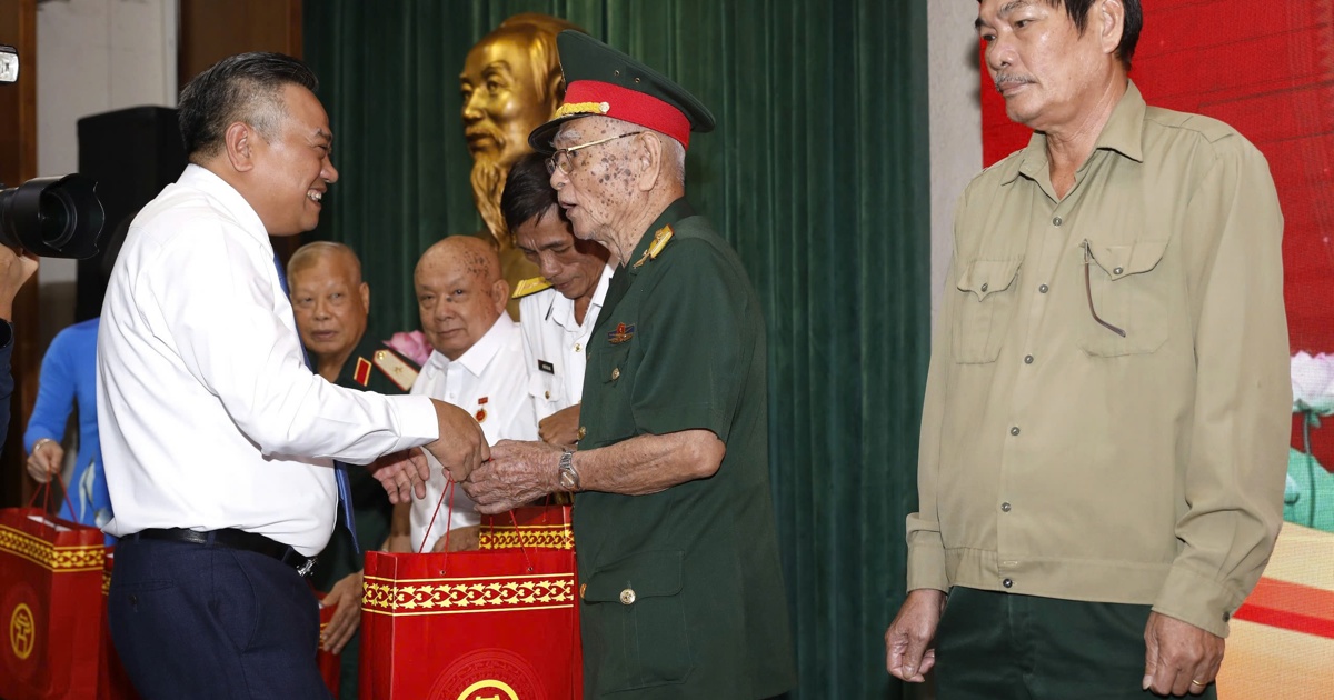 [Foto] Los líderes de la ciudad de Hanoi visitan y entregan obsequios a personas meritorias en la ciudad de Ho Chi Minh.