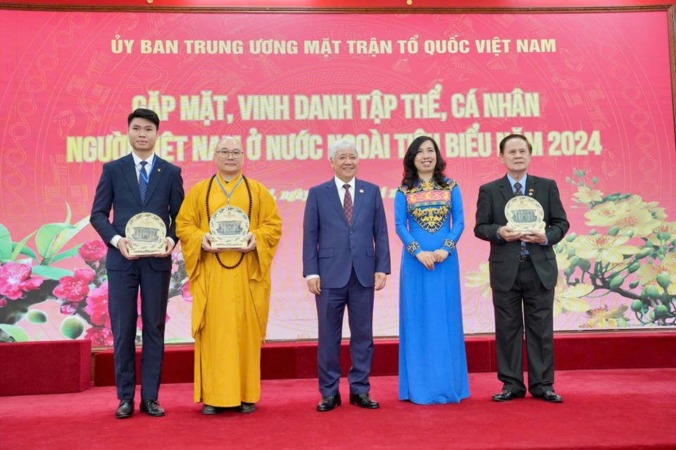 The Central Committee of the Vietnam Fatherland Front presented souvenirs to overseas Vietnamese.