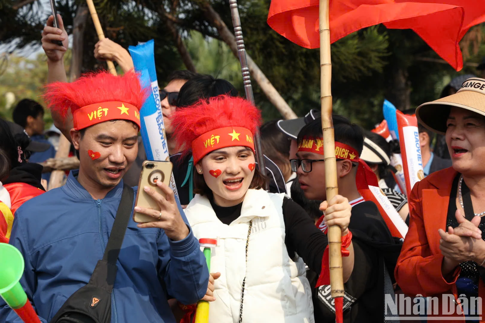 [Photo] Fans welcome the champions home photo 11