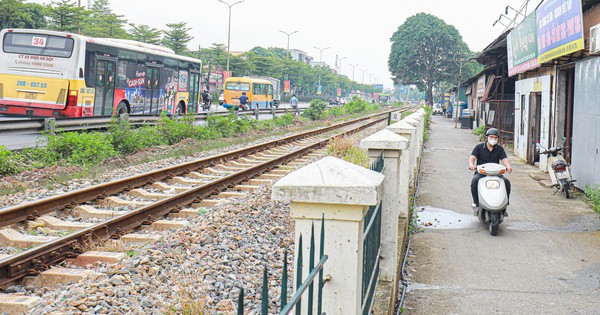 鉄道路線をサービス道路として利用する提案