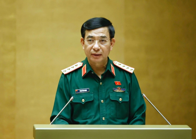 El Ministro de Defensa Nacional, Phan Van Giang, en nombre de la Asamblea Nacional, presentó el proyecto de Ley sobre la Industria de Defensa, Seguridad y Movilización Industrial en la tarde del 8 de noviembre. Foto: Ngoc Thanh