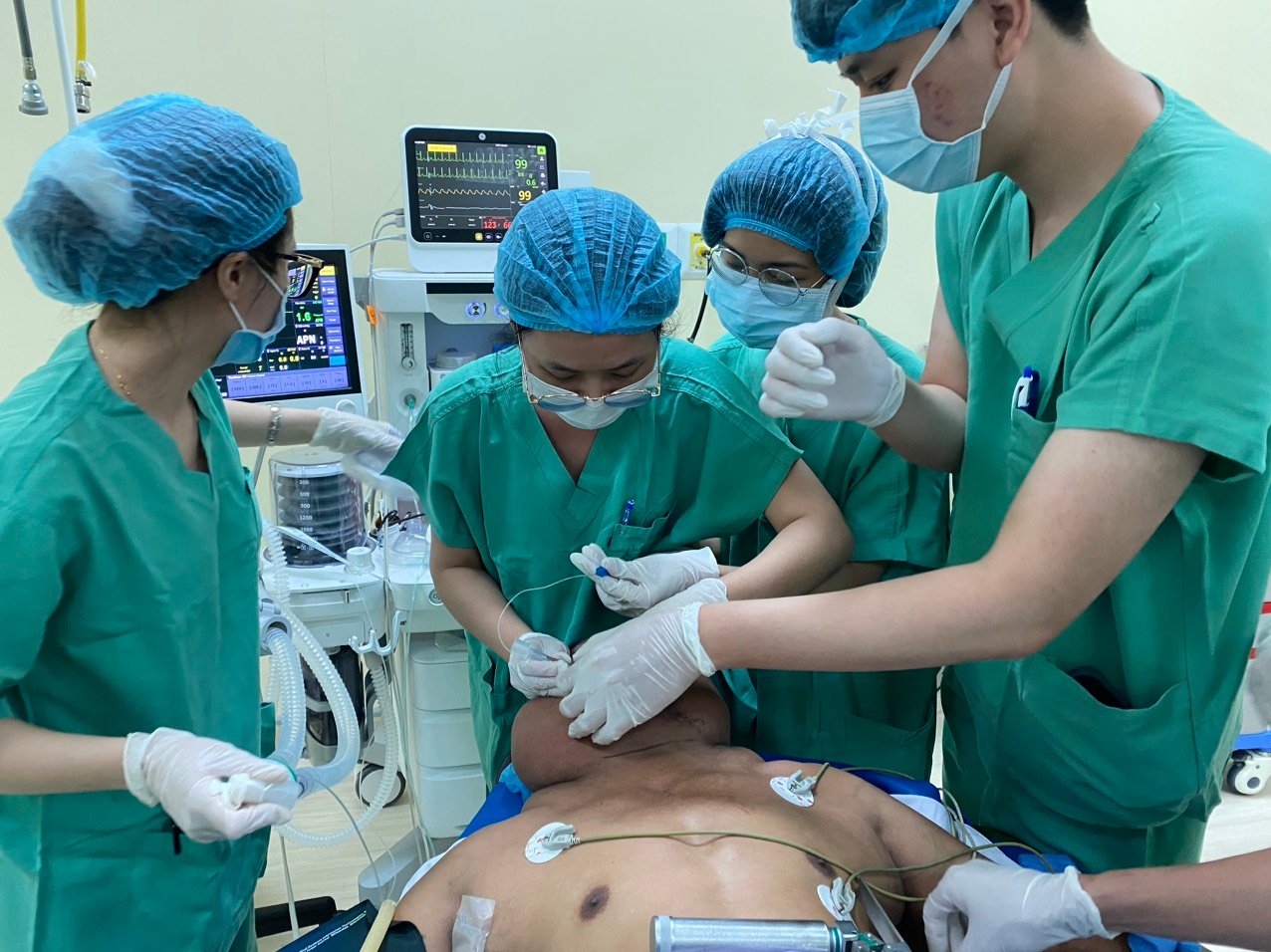 Lấy 4 kg mỡ u cục trên cơ thể người đàn ông mắc bệnh Madelung - Ảnh 2.