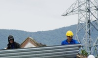 'Green shirts' help people dismantle houses, create construction site for 500kV line 3