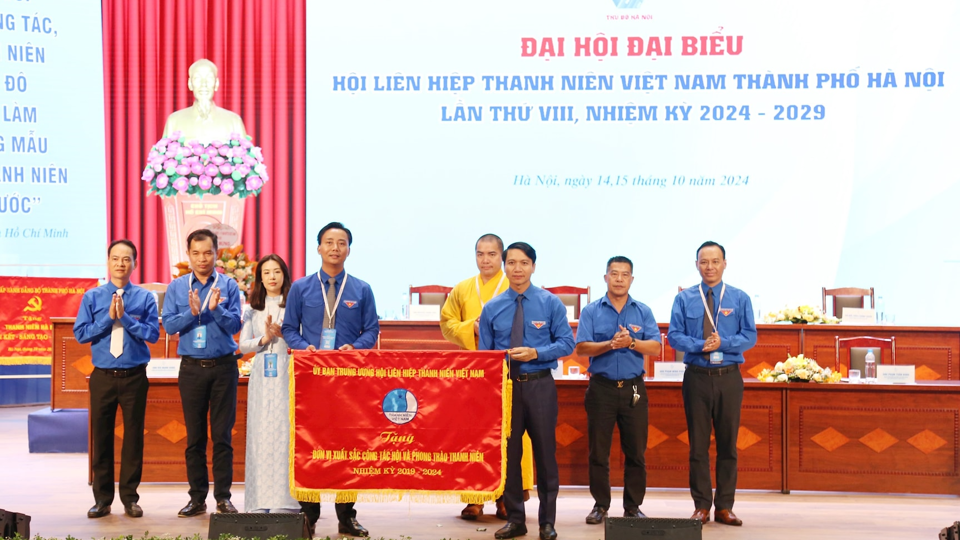 El secretario permanente de la Unión Central de Jóvenes, Nguyen Ngoc Luong, entregó la Bandera de Emulación por la excelencia en el trabajo de la Unión y el movimiento juvenil para el período 2019-2024 al colectivo de la Unión de Jóvenes de Vietnam de la ciudad de Hanoi - Foto: Bao Lam