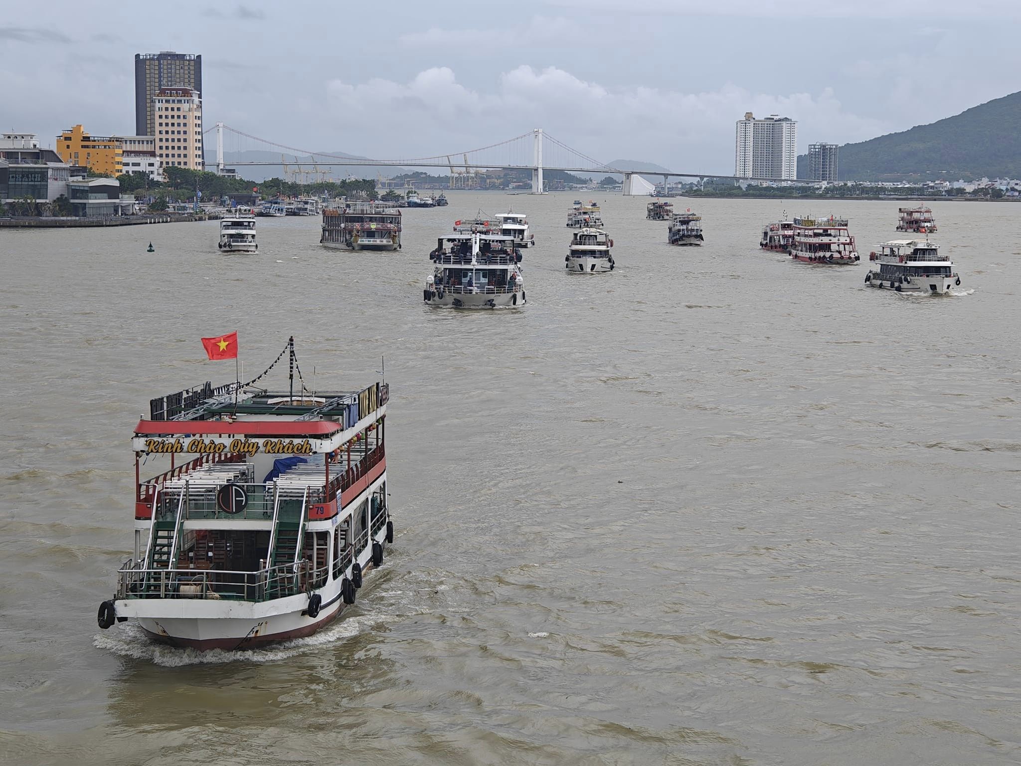 Bão số 4: Giáo viên ở Đà Nẵng đến trường kê cao thiết bị, phòng ngập lụt- Ảnh 3.