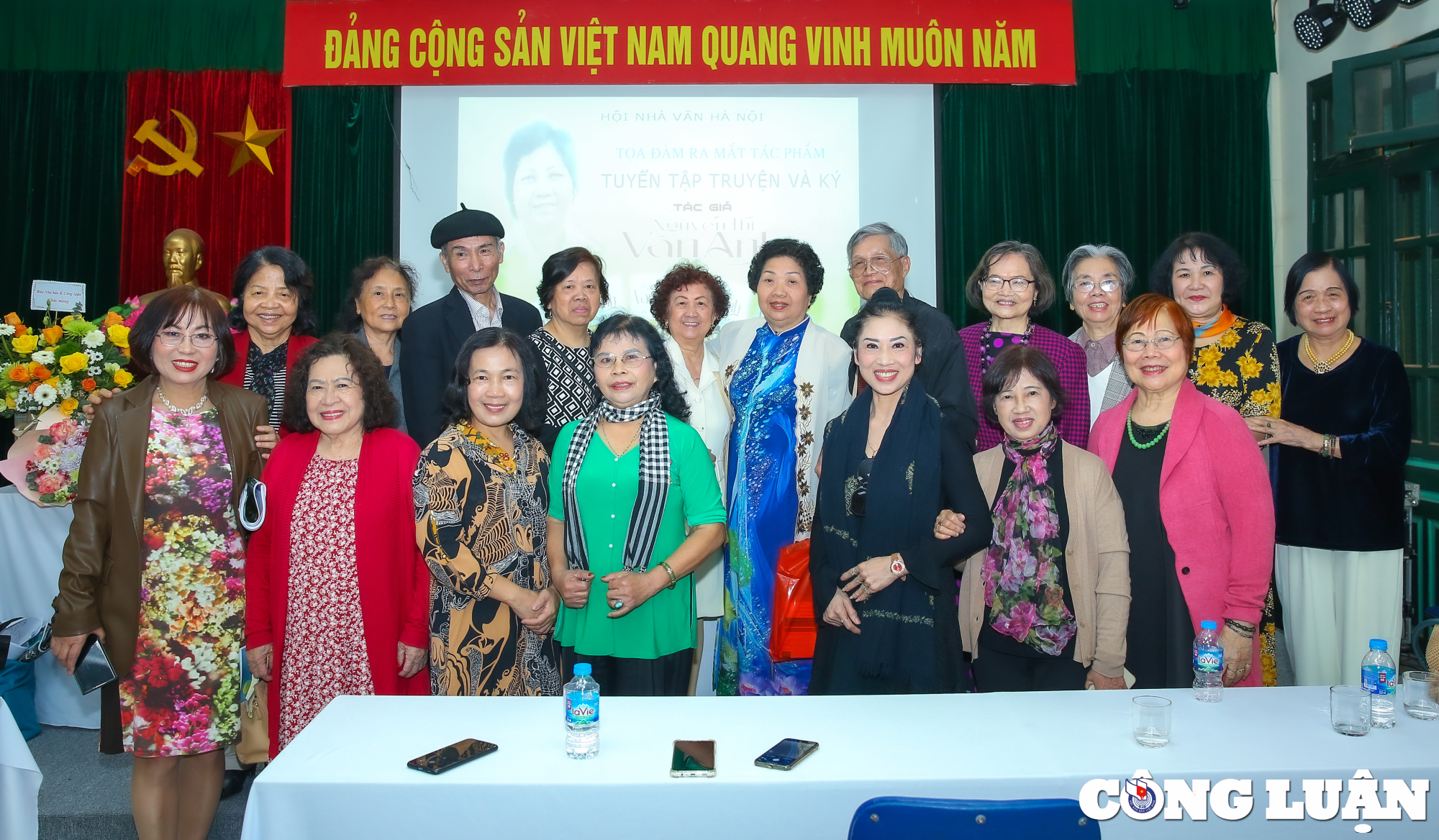 Launch of a collection of short stories and memoirs by journalist and writer Nguyen Thi Van Anh, image 12