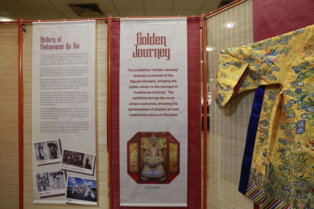 Nguyen Dynasty ancient costumes were successfully restored by 9X youths and brought to the Vietnamese Cultural Space in South Africa (Photo: MarknB)