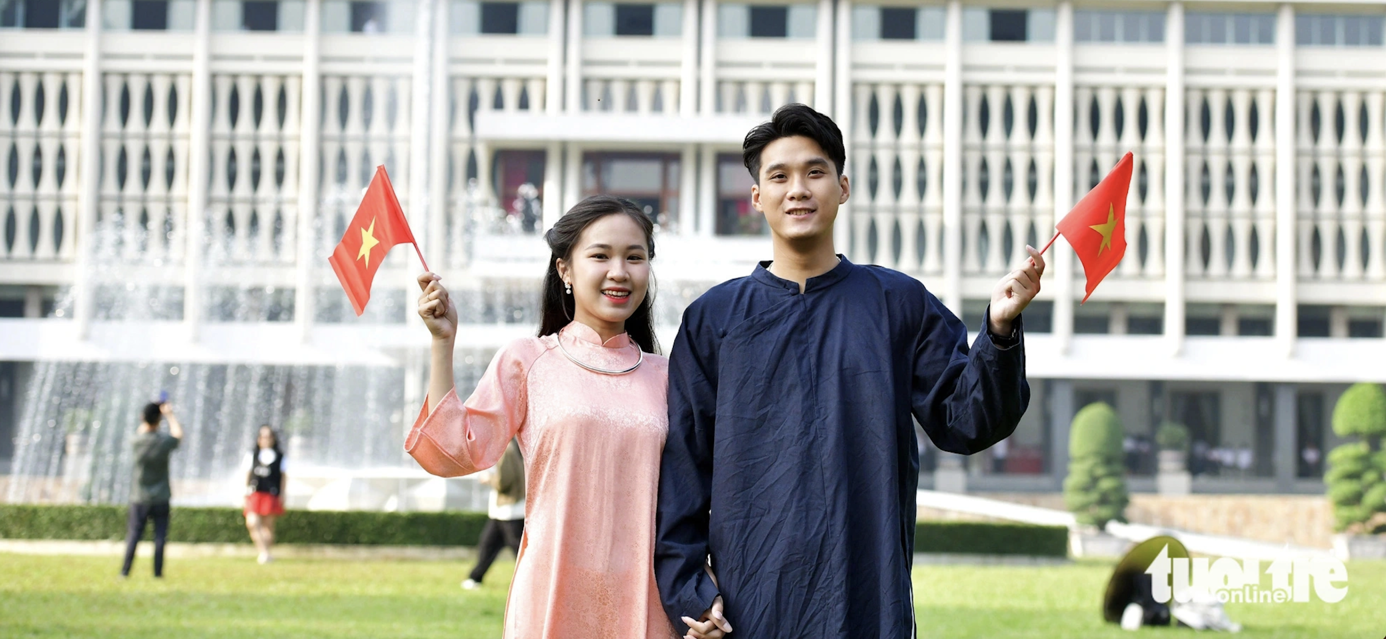 Ben Thanh Market, Independence Palace: a few square meters have dozens of 'muses' taking early Tet photos