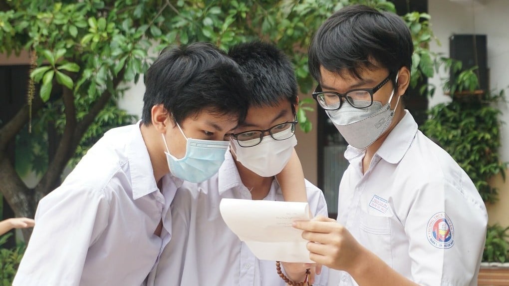 Ho Chi Minh City announces 10th grade specialized benchmark scores in 2024