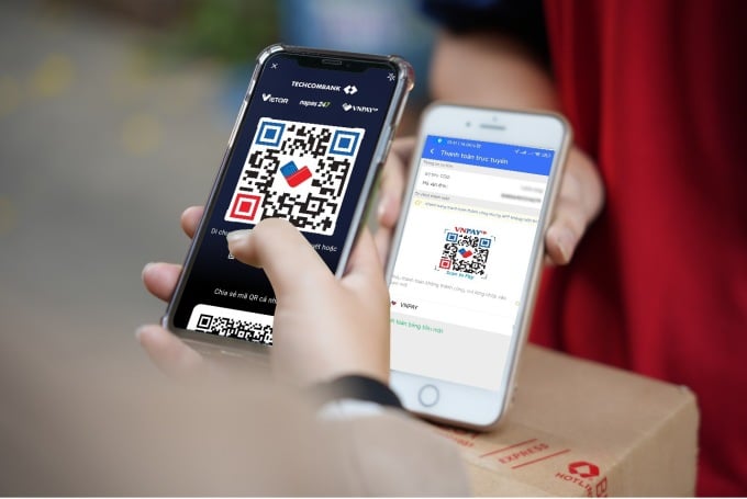 Customers pay for BEST Express delivery fees by scanning the VNPAY-QR code. Photo: BEST Express