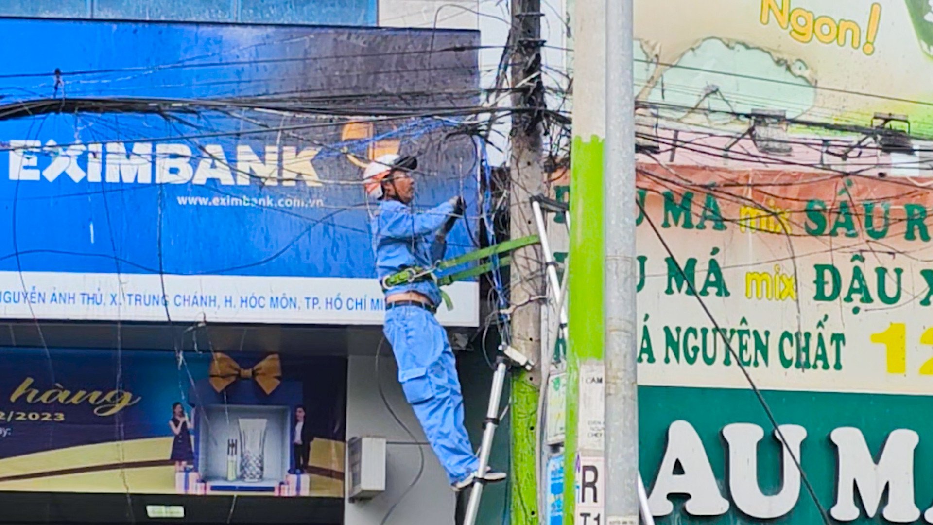 Brand eines Strommasts vor einer Bank in Ho-Chi-Minh-Stadt