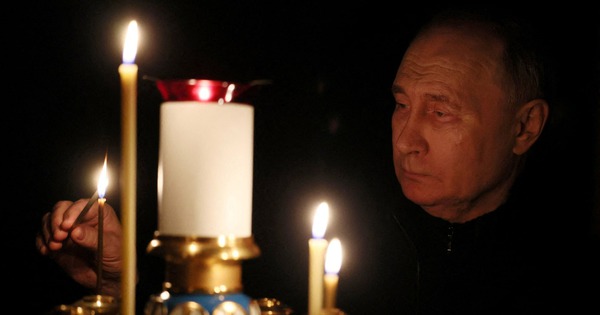 President Putin lights candles in memory of victims of terrorist attack