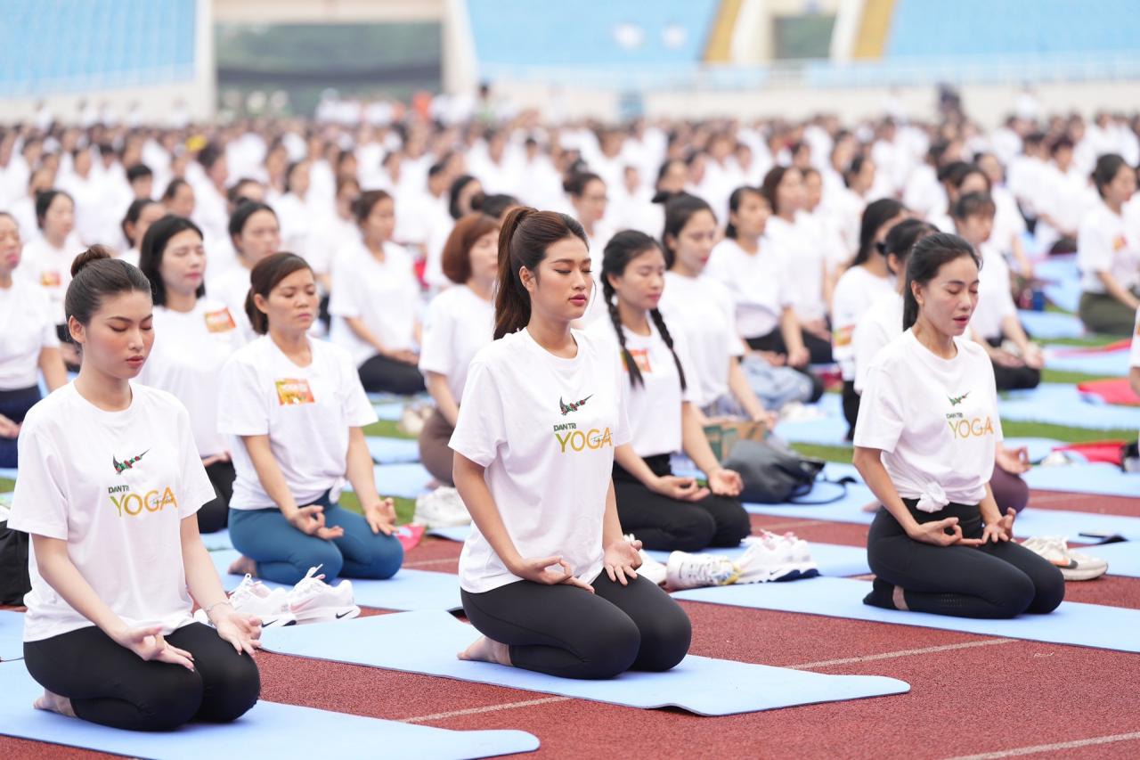 Dàn hoa hậu, á hậu khoe dáng xinh tươi tại Ngày hội yoga Dân trí - 10