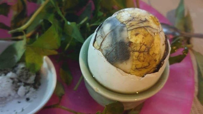 Balut servi avec de la coriandre vietnamienne et du sel, du poivre, du citron vert et du piment. Photo : Marko Peek