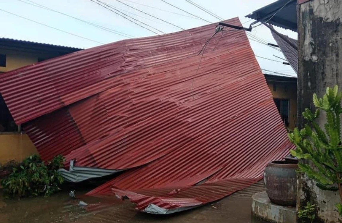 ドンナイ省で大雨により屋根が吹き飛ばされた一連の家屋の画像（写真2）