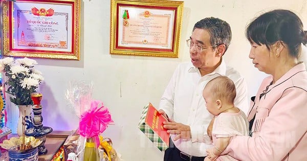 Líderes de la ciudad de Ho Chi Minh visitan a las familias de los mártires que murieron en los simulacros en Dong Nai