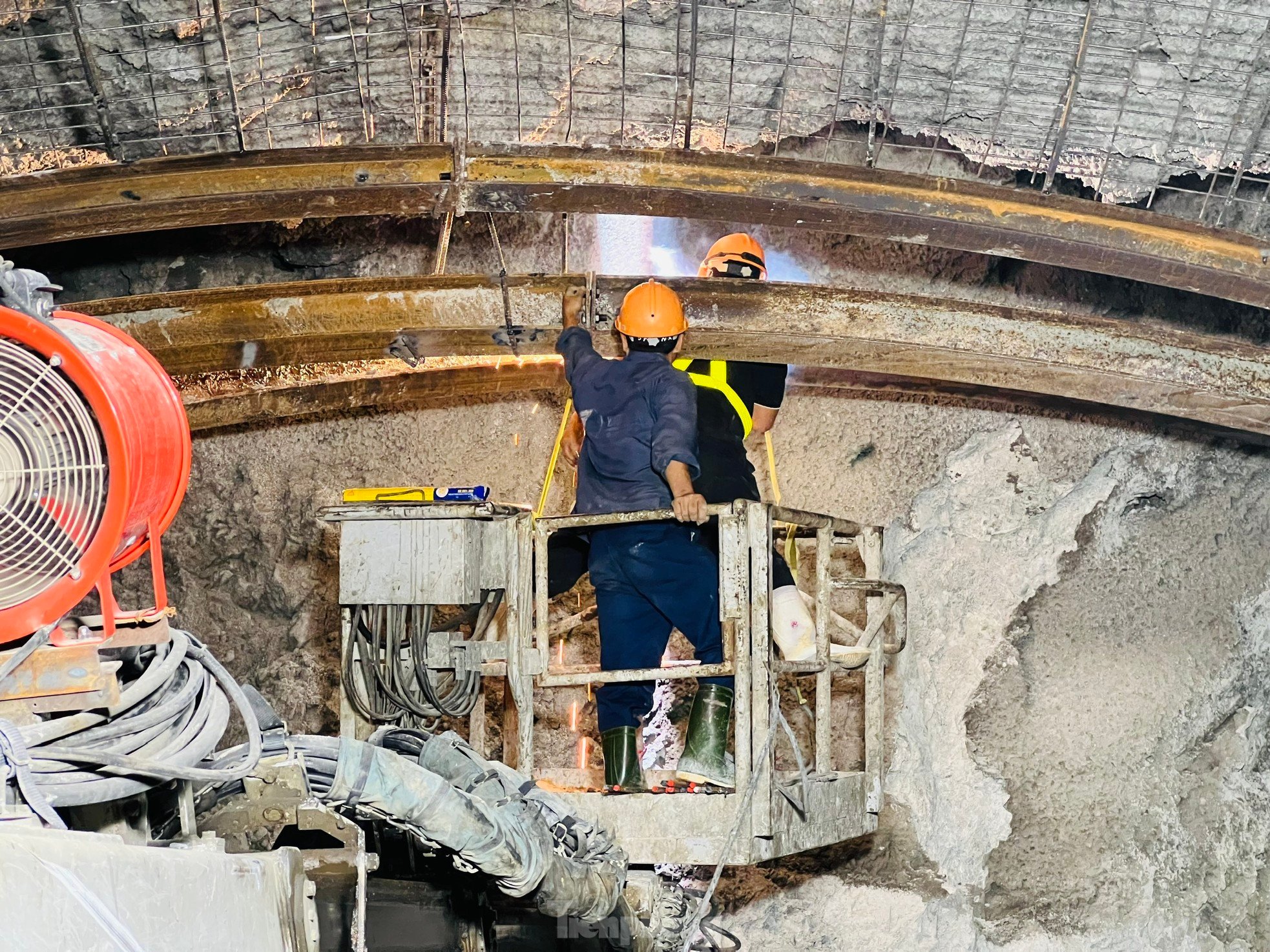 Gros plan sur la construction du plus long tunnel de montagne de l'autoroute Nord-Sud, photo 12