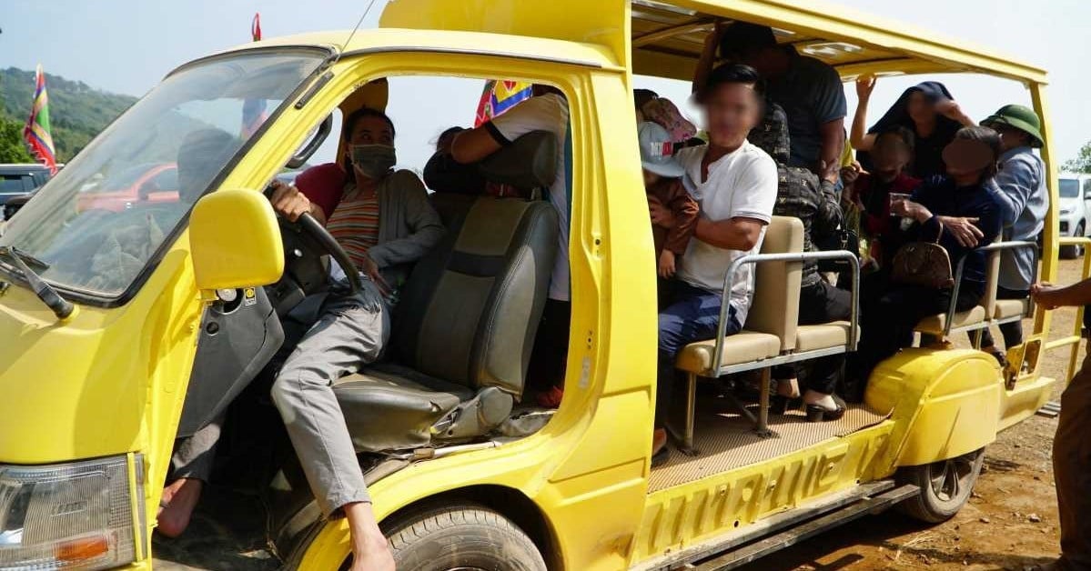 Using homemade cars to 'cram' visitors to a sacred temple in Thanh Hoa