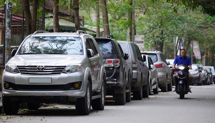 Lugares donde no se permite aparcar ni parar, incluso sin señales de prohibición: los conductores deben saberlo