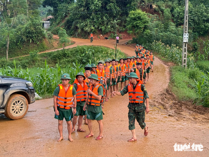 Quân khu 2 và người dân Lào Cai tiếp tục tìm kiếm nạn nhân mất tích ở Làng Nủ - Ảnh 3.