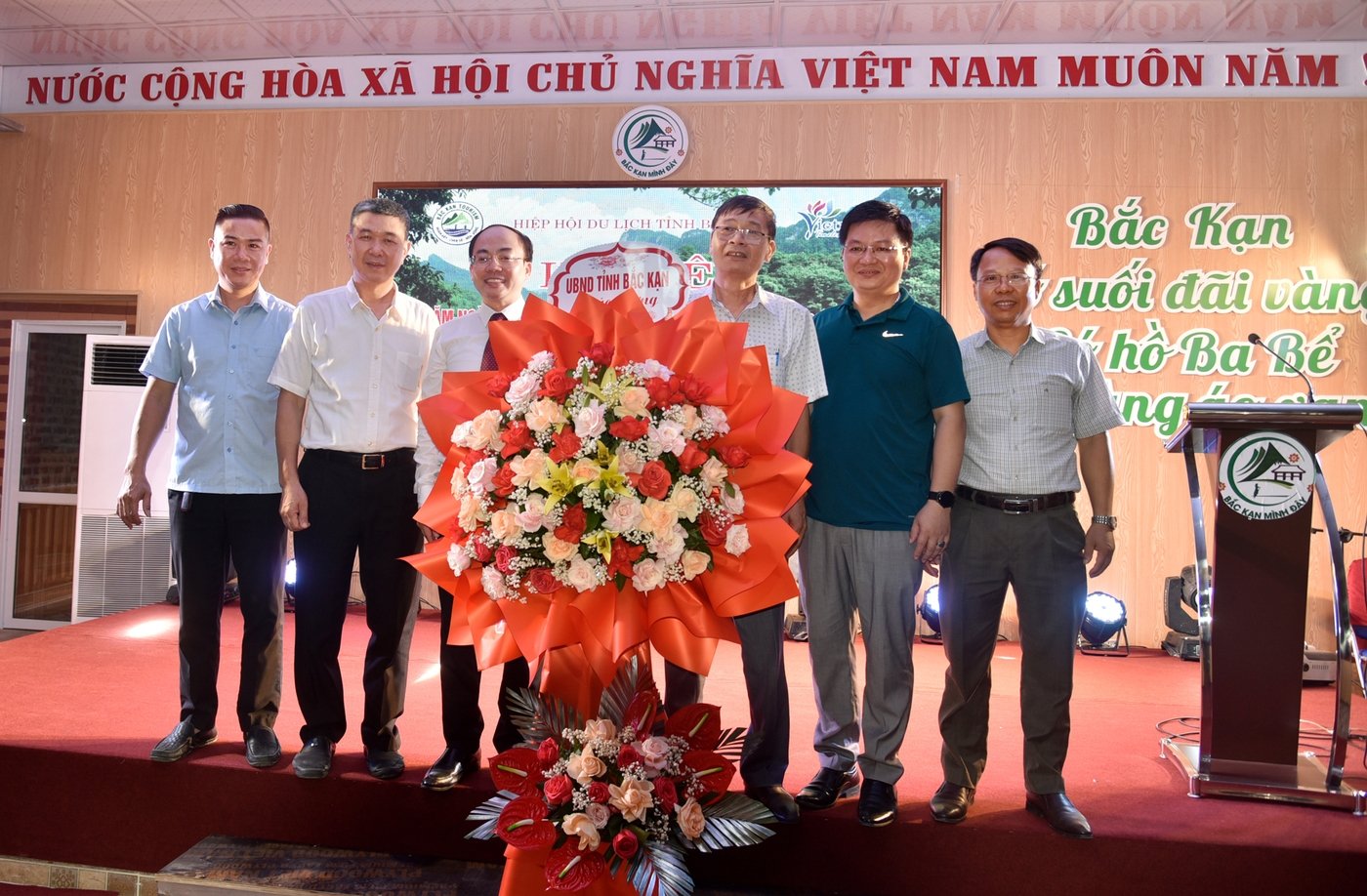 Réunion pour célébrer le 63e anniversaire de la Journée du tourisme au Vietnam photo 2