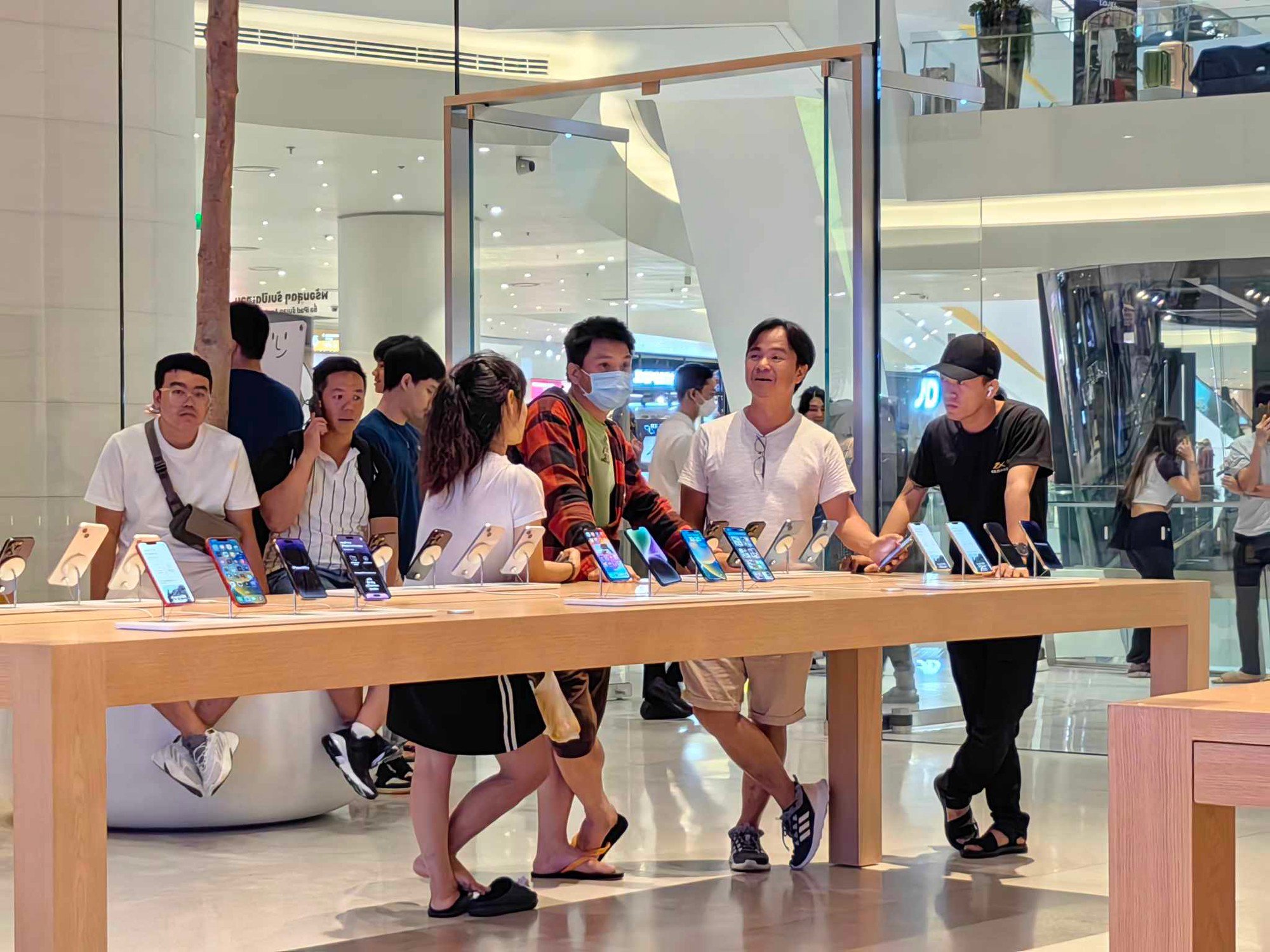 Một nhóm người Việt có mặt tại Apple Store ở Iconsiam (Thái Lan) tối 21.9