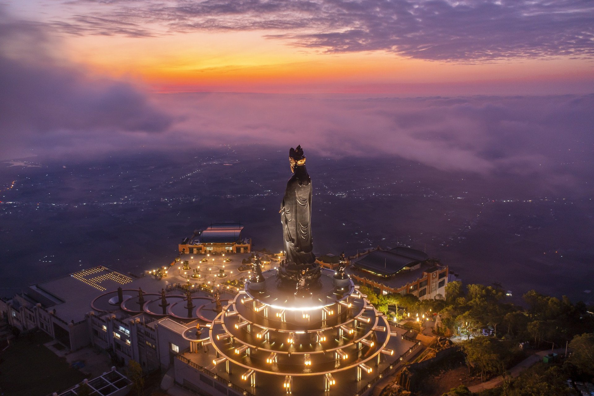 Bewundern Sie die majestätische Buddha-Statue auf dem Dach des Süd