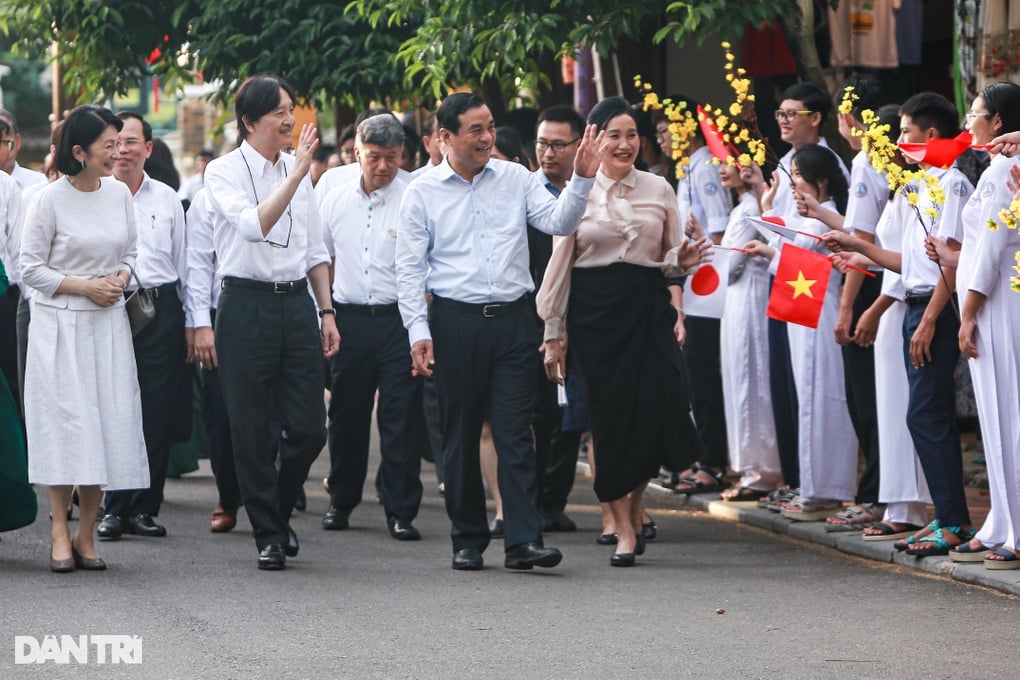 มกุฎราชกุมารและเจ้าหญิงญี่ปุ่นโบกมือทักทายประชาชนในเมืองโบราณฮอยอัน