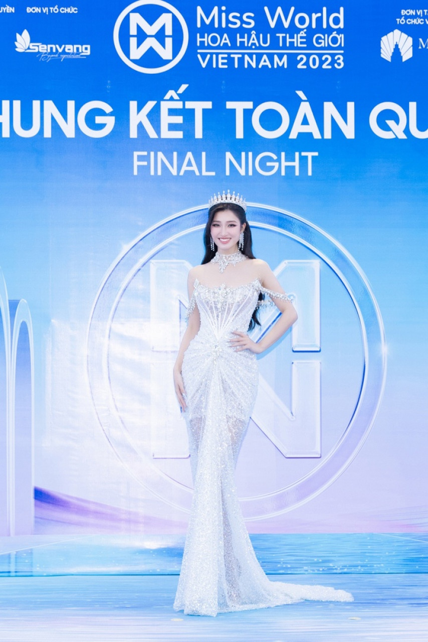 Reinas de belleza sensuales y finalistas en la alfombra azul de la final 3 de Miss Mundo Vietnam 2023