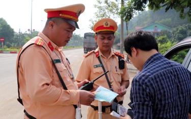 Police de la circulation - Équipe d'ordre, la police de la ville de Yen Bai vérifie les documents des propriétaires de véhicules qui enfreignent le code de la route