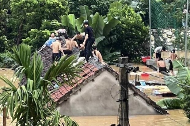 People climb on roofs to avoid floods, 700 people isolated in Nghe An