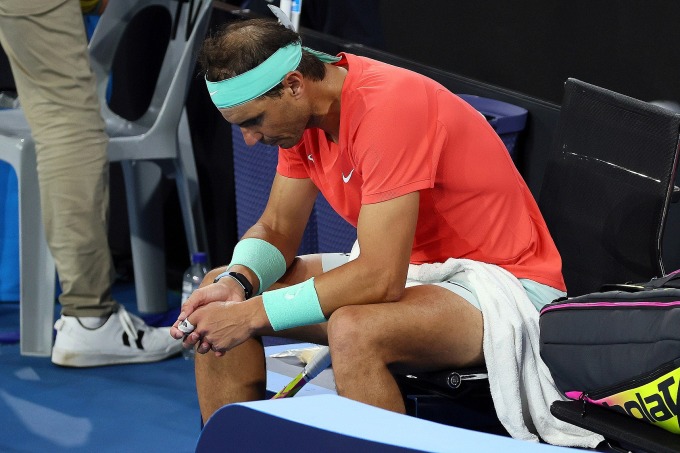 Nadal wartet auf medizinische Versorgung, nachdem er am 5. Januar in der Pat Rafter Arena in Brisbane, Australien, gegen Thompson verloren hat. Foto: AFP