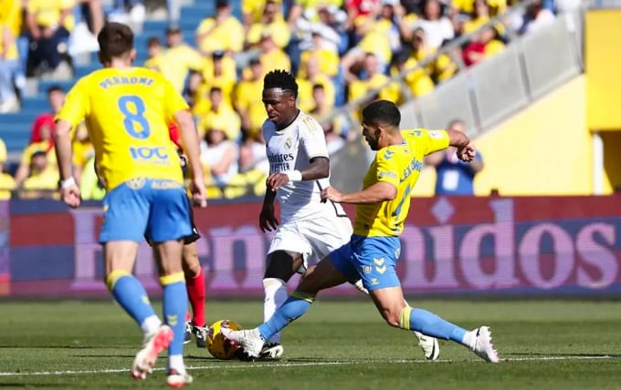 L'attaquant Vinicius Junior (maillot blanc) entouré des joueurs de Las Palmas. Photo : Marca