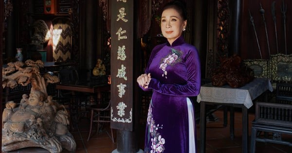 La artista popular Kim Xuan modela a Ao Dai para Vo Viet Chung por primera vez