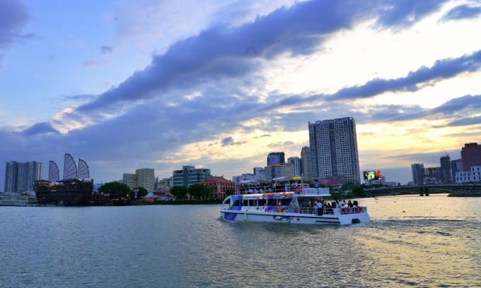 ទូក​ពីរ​ជាន់​ដឹក​ភ្ញៀវ​ទេសចរ​ទៅ​ទស្សនា​ទន្លេ​សៃហ្គន​នៅ​ពេល​រសៀល។